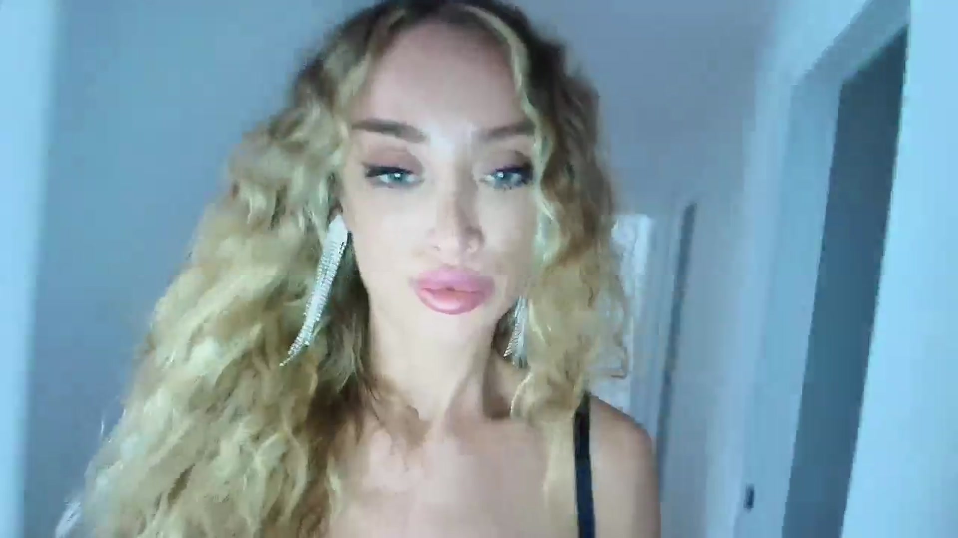 Gallery image thumbnail from Anayys's myfreecams stream on, 09/20/2025, 16:36 image 9 of 20