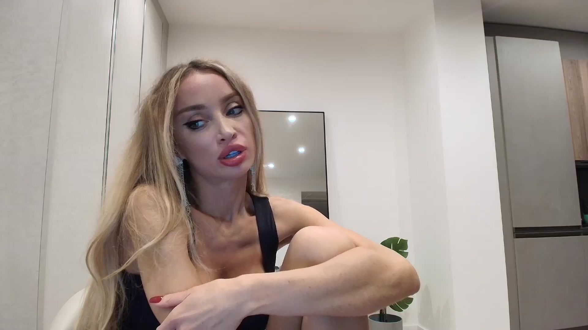 Gallery image thumbnail from Anayys's myfreecams stream on, 09/28/2025, 18:36 image 3 of 20