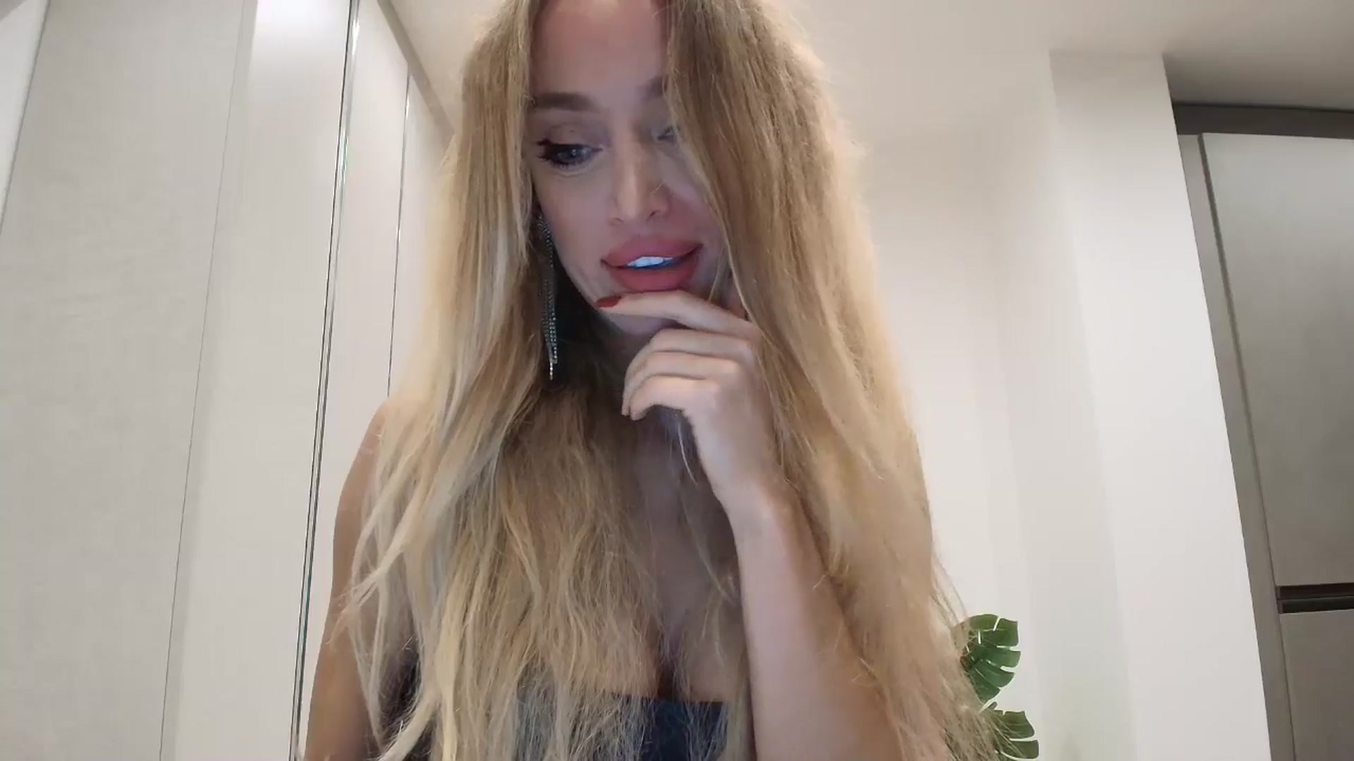 Gallery image thumbnail from Anayys's myfreecams stream on, 09/28/2025, 18:36 image 12 of 20