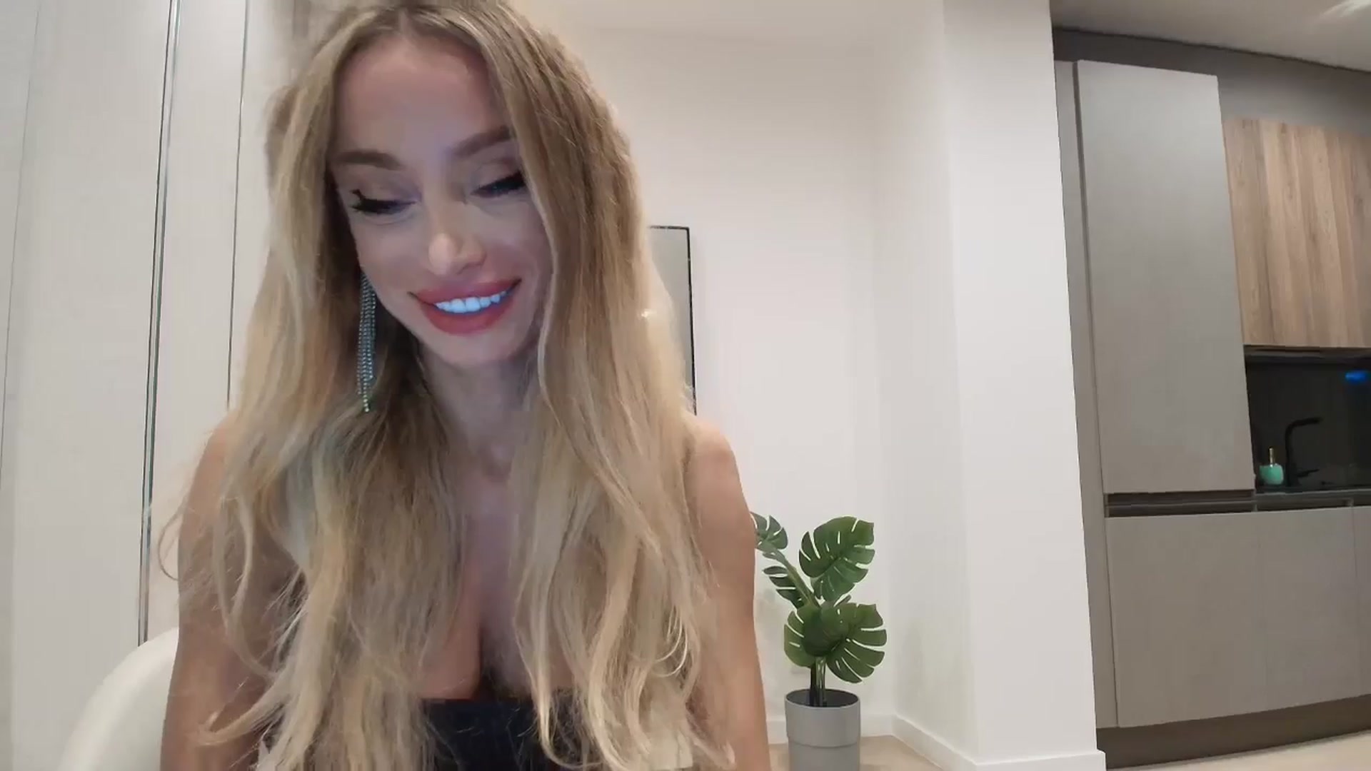 Gallery image thumbnail from Anayys's myfreecams stream on, 09/28/2025, 18:36 image 2 of 20