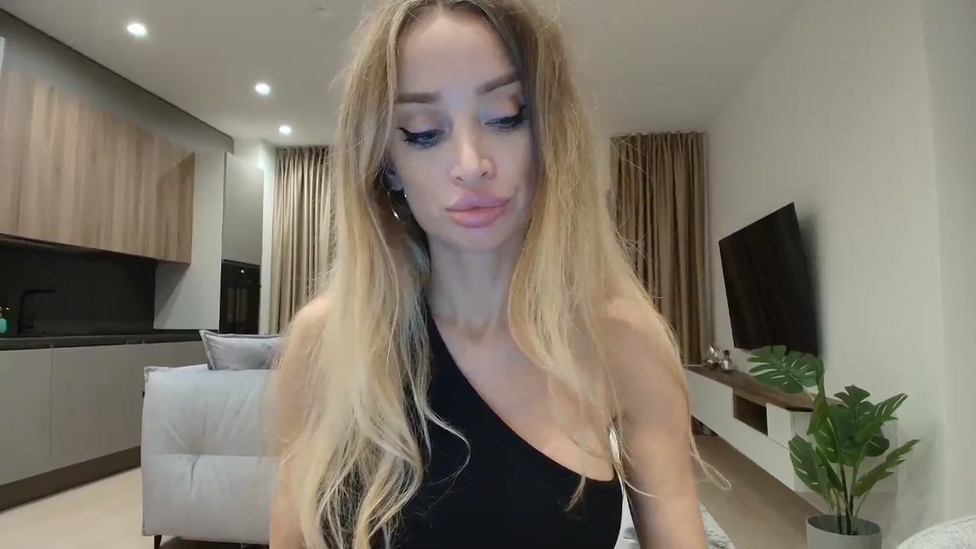 Gallery image thumbnail from Anayys's myfreecams stream on, 10/13/2025, 16:03 image 15 of 20