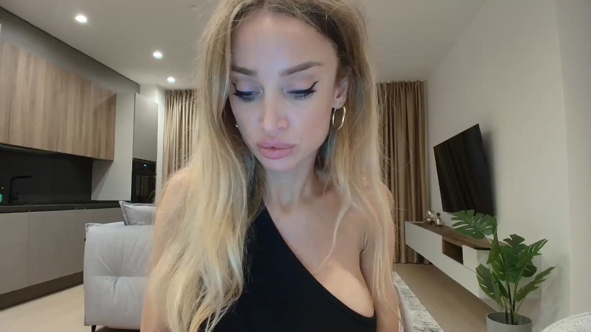 Gallery image thumbnail from Anayys's myfreecams stream on, 10/13/2025, 16:03 image 7 of 20