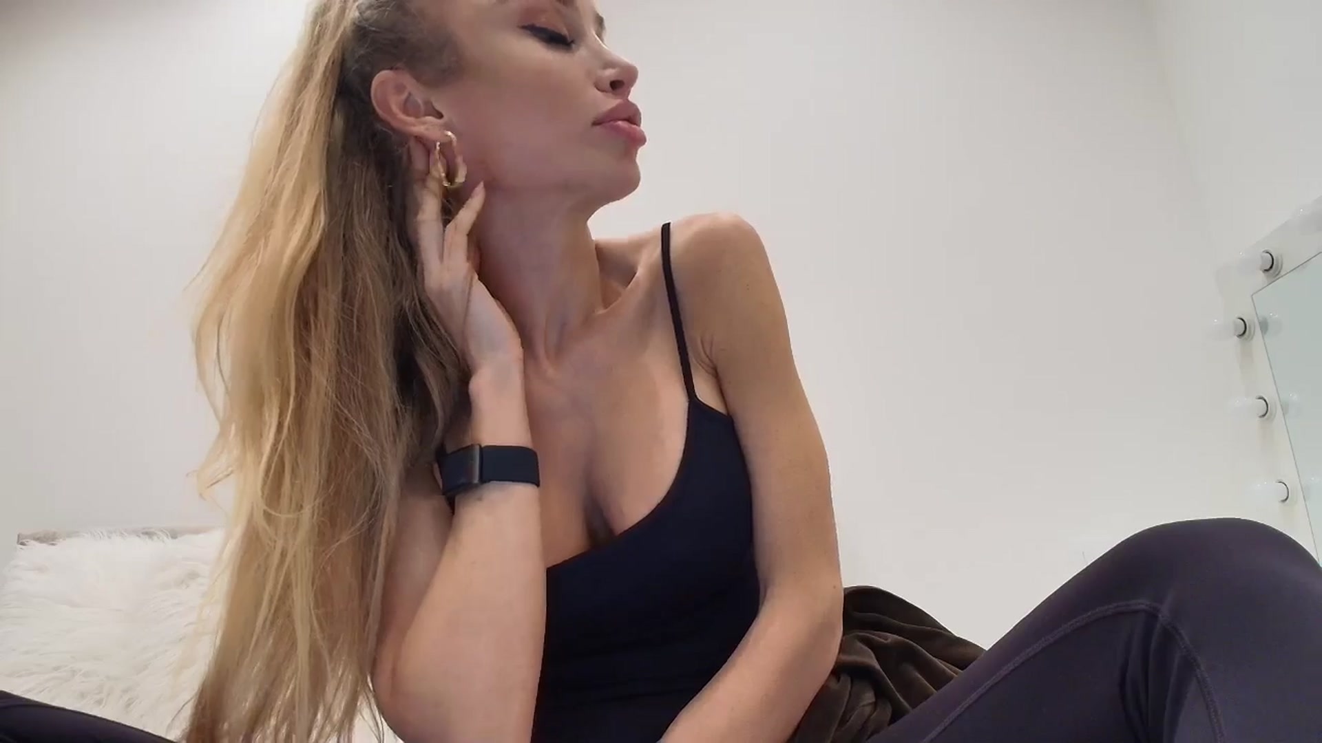 Gallery image thumbnail from Anayys's myfreecams stream on, 10/26/2025, 20:23 image 16 of 20