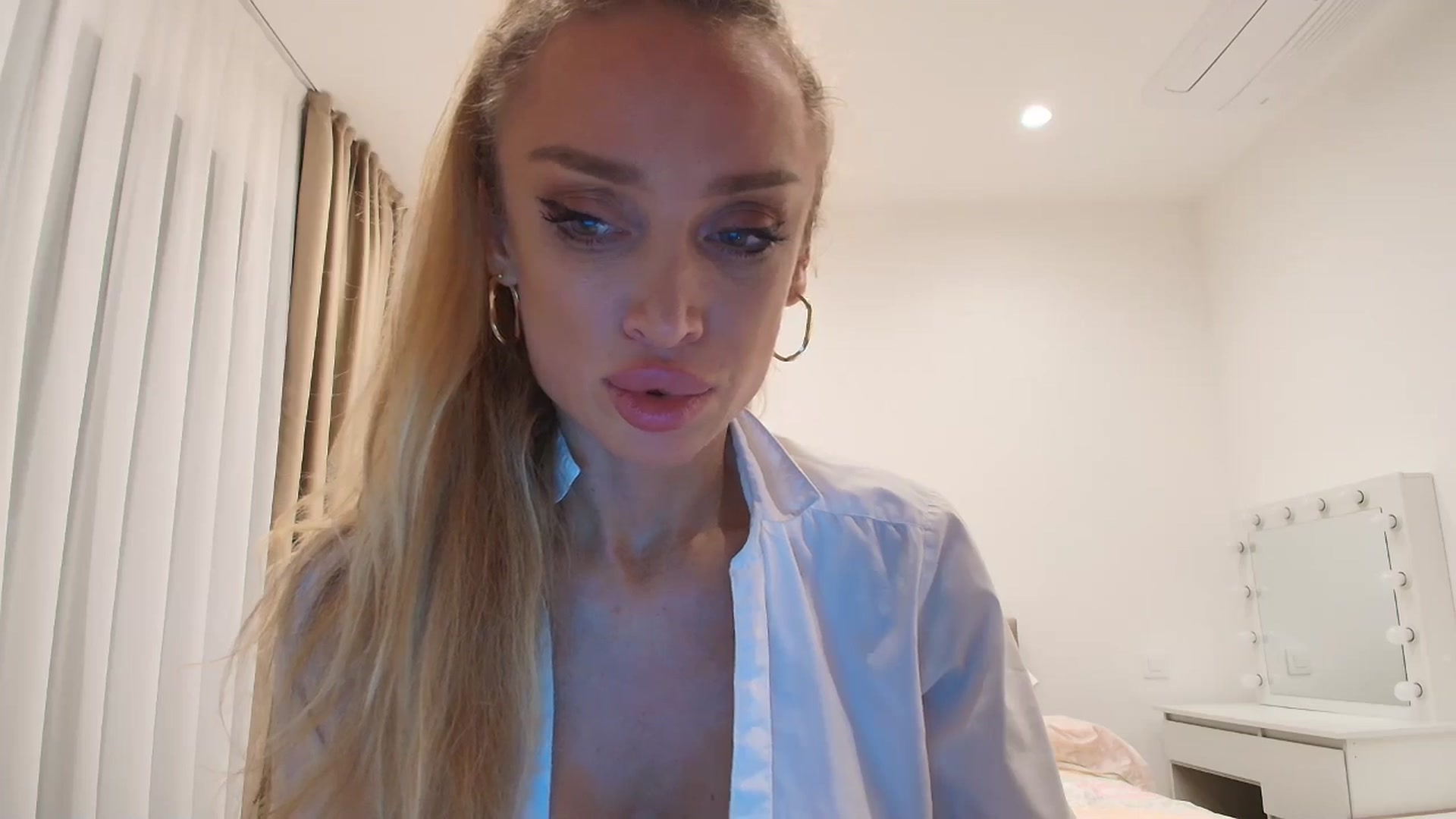 Gallery image thumbnail from Anayys's myfreecams stream on, 10/26/2025, 22:12 image 2 of 20