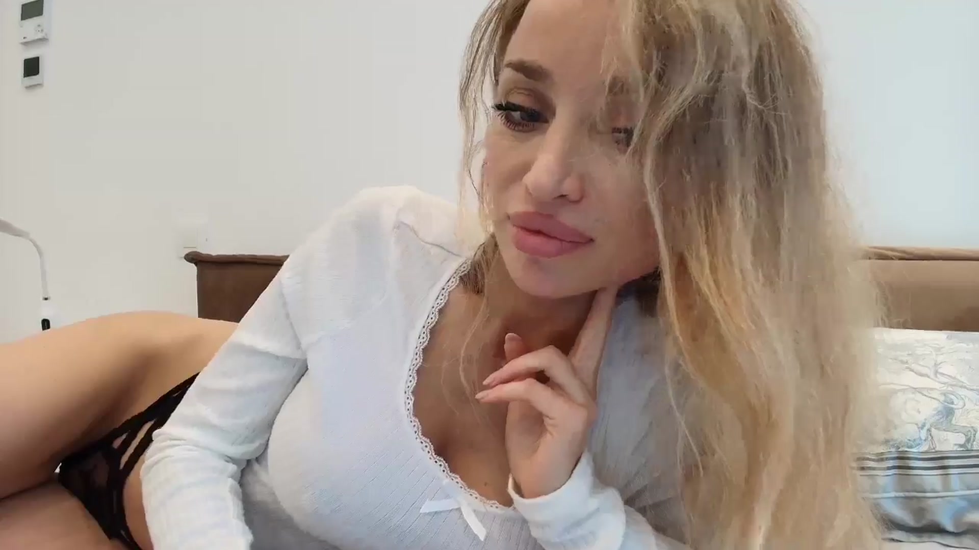 Gallery image thumbnail from Anayys's myfreecams stream on, 11/10/2025, 12:15 image 5 of 20