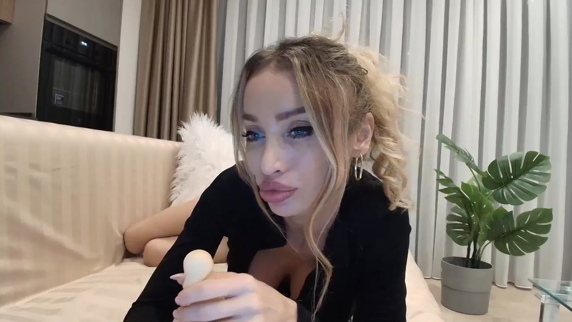 Gallery image thumbnail from Anayys's myfreecams stream on, 11/16/2025, 20:25 image 6 of 20