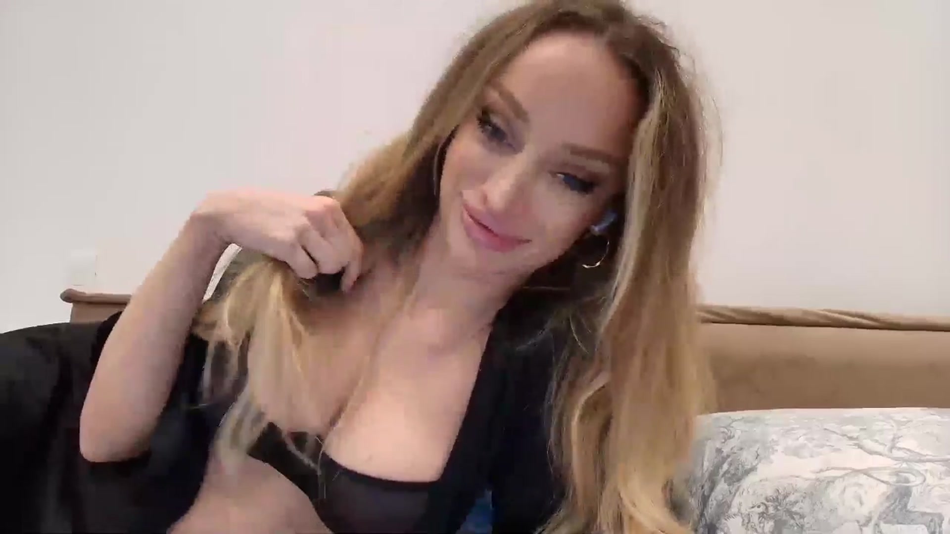 Gallery image thumbnail from Anayys's myfreecams stream on, 12/17/2025, 18:44 image 15 of 20