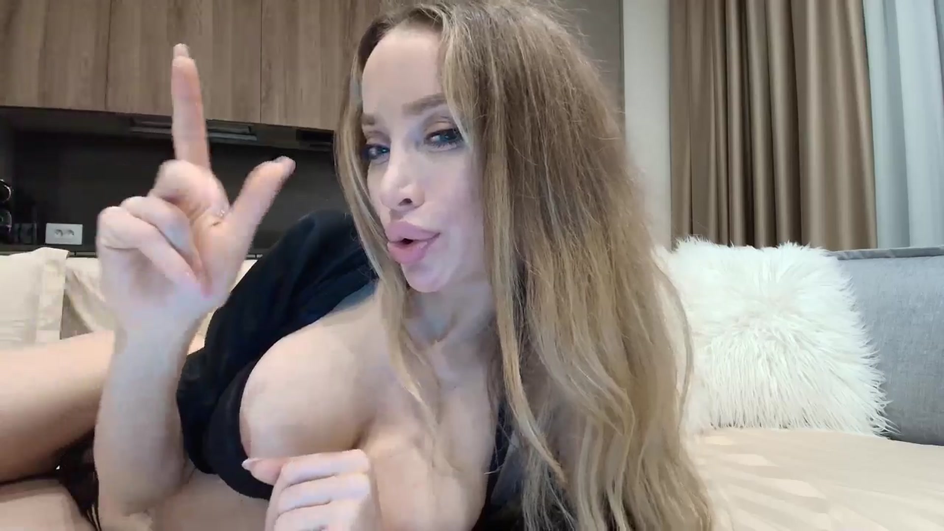 Gallery image thumbnail from Anayys's myfreecams stream on, 12/17/2025, 22:02 image 8 of 20