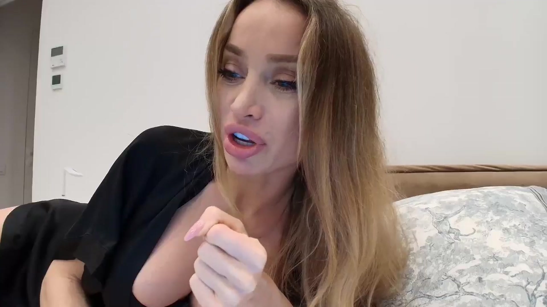 Gallery image thumbnail from Anayys's myfreecams stream on, 12/18/2025, 24:57 image 4 of 20