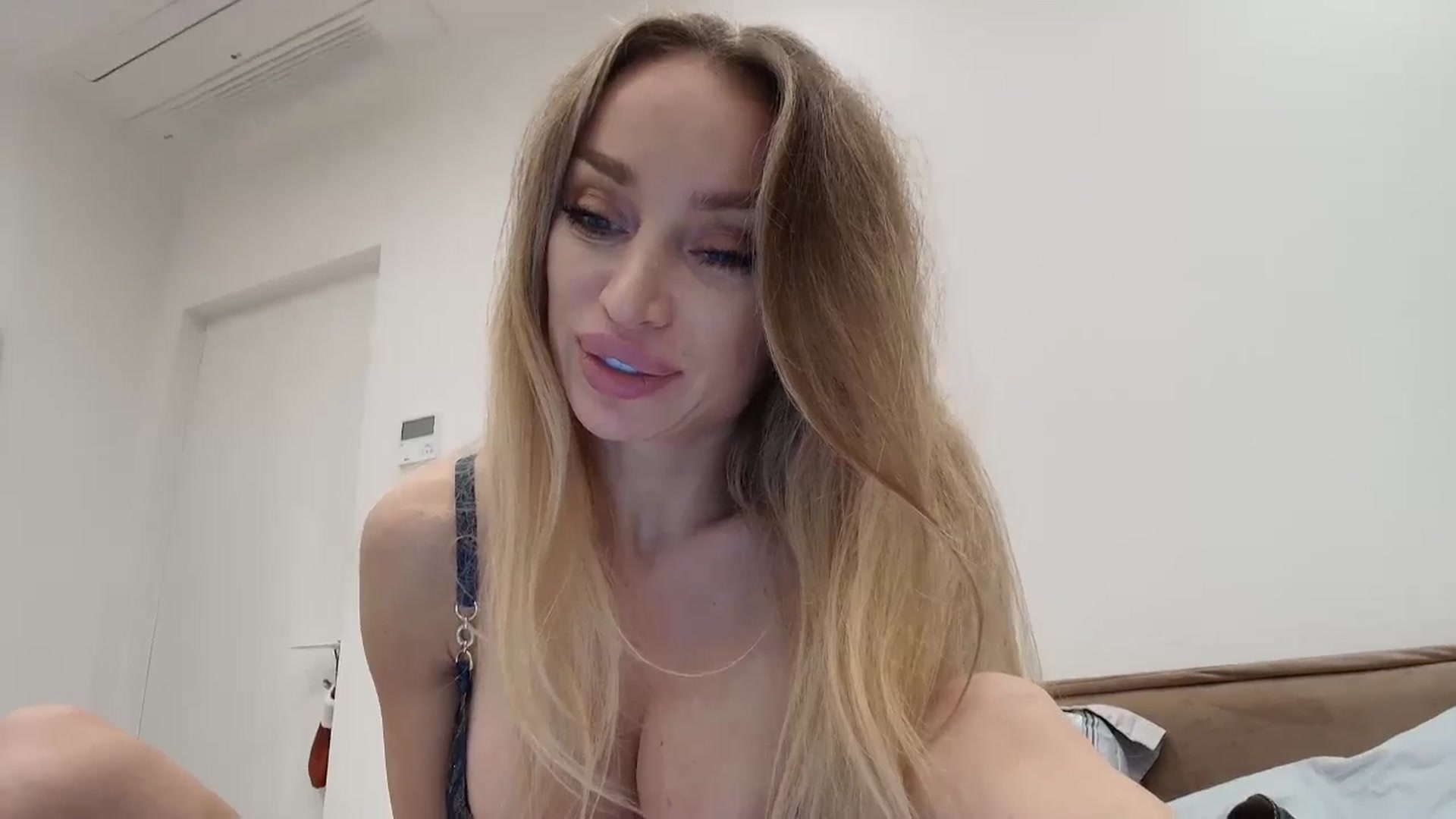 Gallery image thumbnail from Anayys's myfreecams stream on, 12/22/2025, 20:13 image 2 of 20