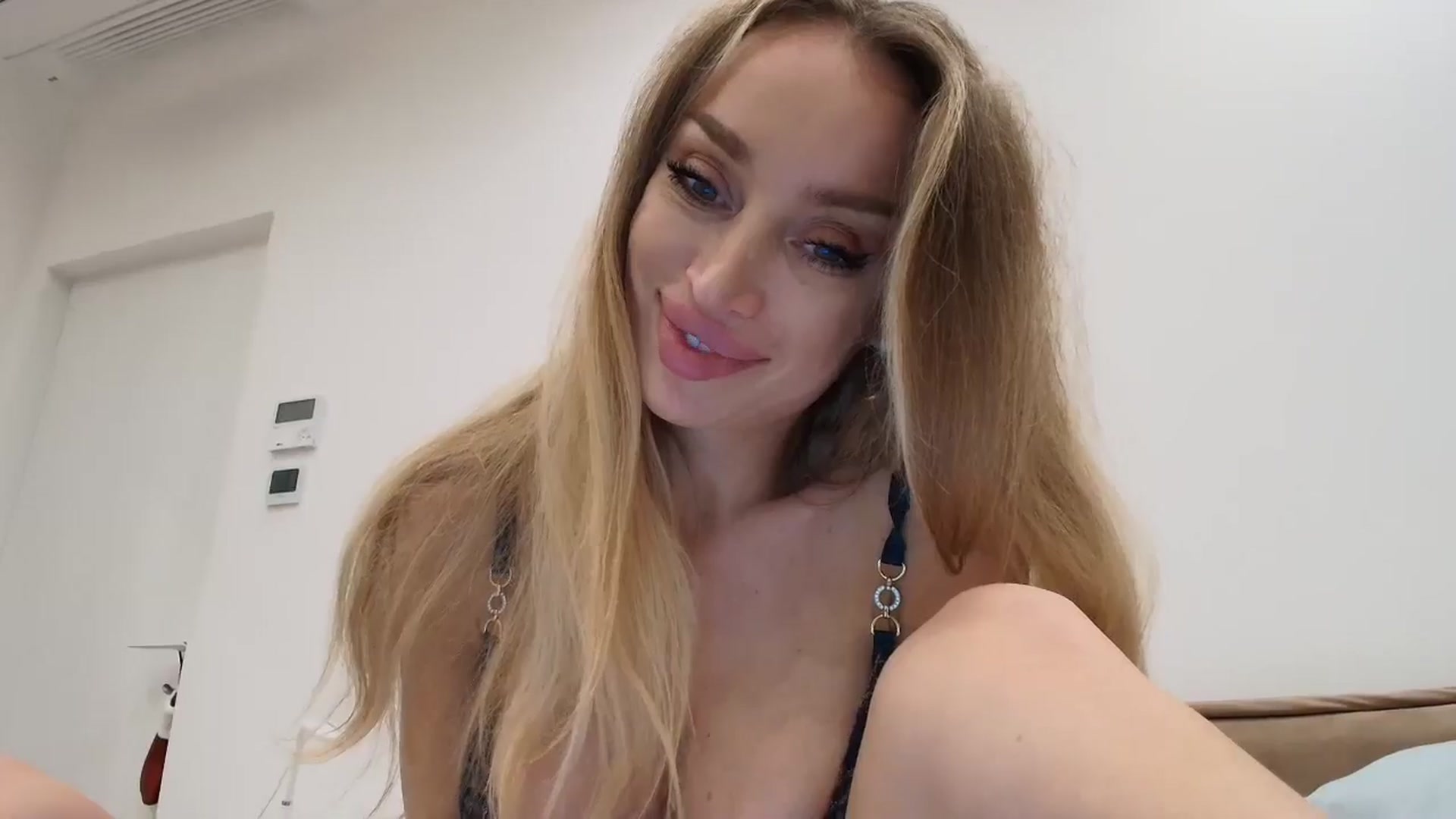 Gallery image thumbnail from Anayys's myfreecams stream on, 12/22/2025, 20:13 image 6 of 20