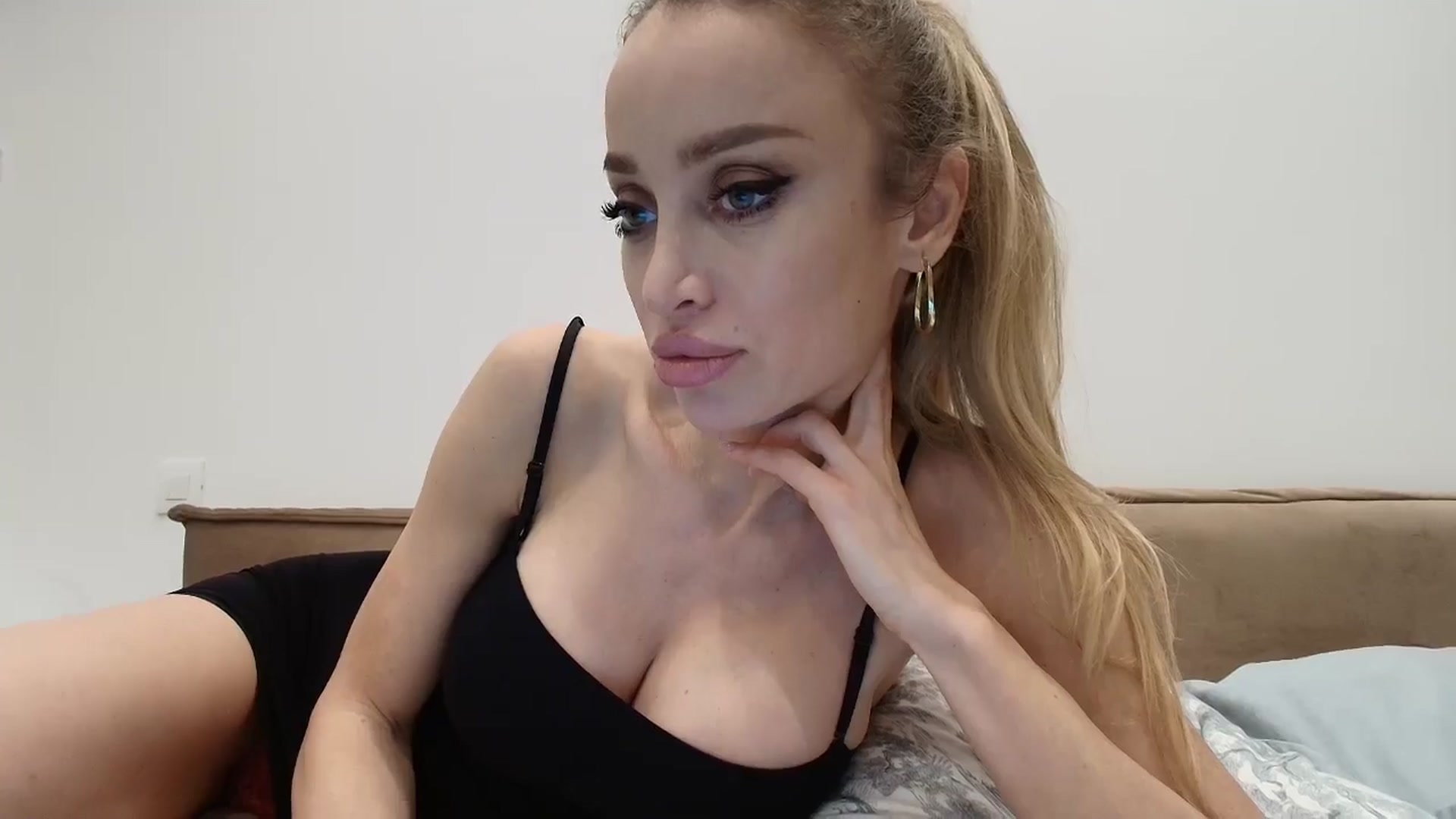 Gallery image thumbnail from Anayys's myfreecams stream on, 12/25/2025, 01:48 image 19 of 20