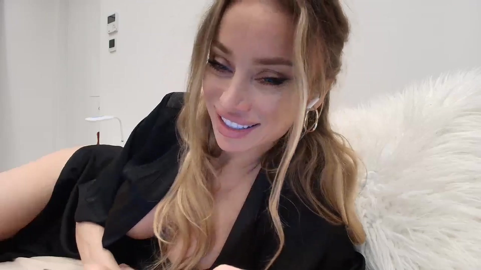 Gallery image thumbnail from Anayys's myfreecams stream on, 12/29/2025, 22:09 image 10 of 20