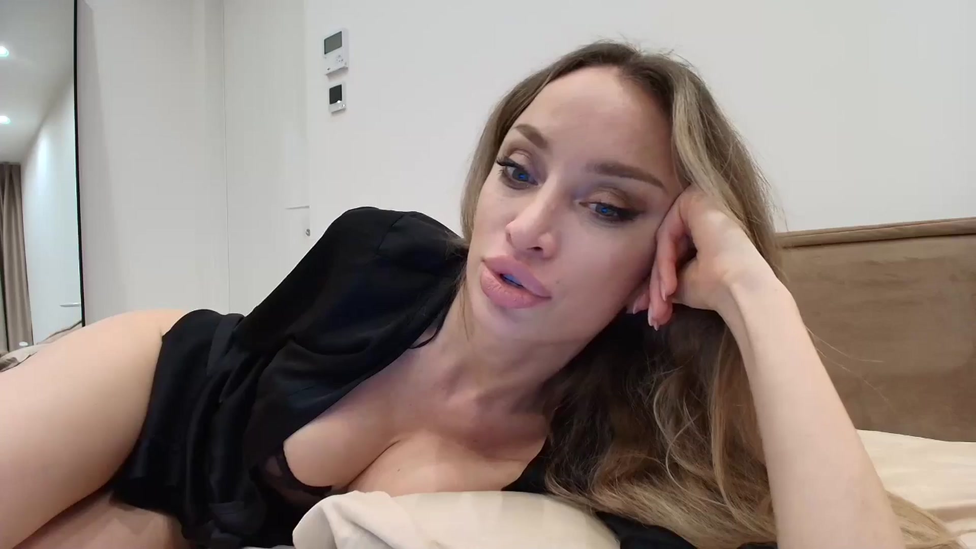 Gallery image thumbnail from Anayys's myfreecams stream on, 12/30/2025, 23:58 image 12 of 20