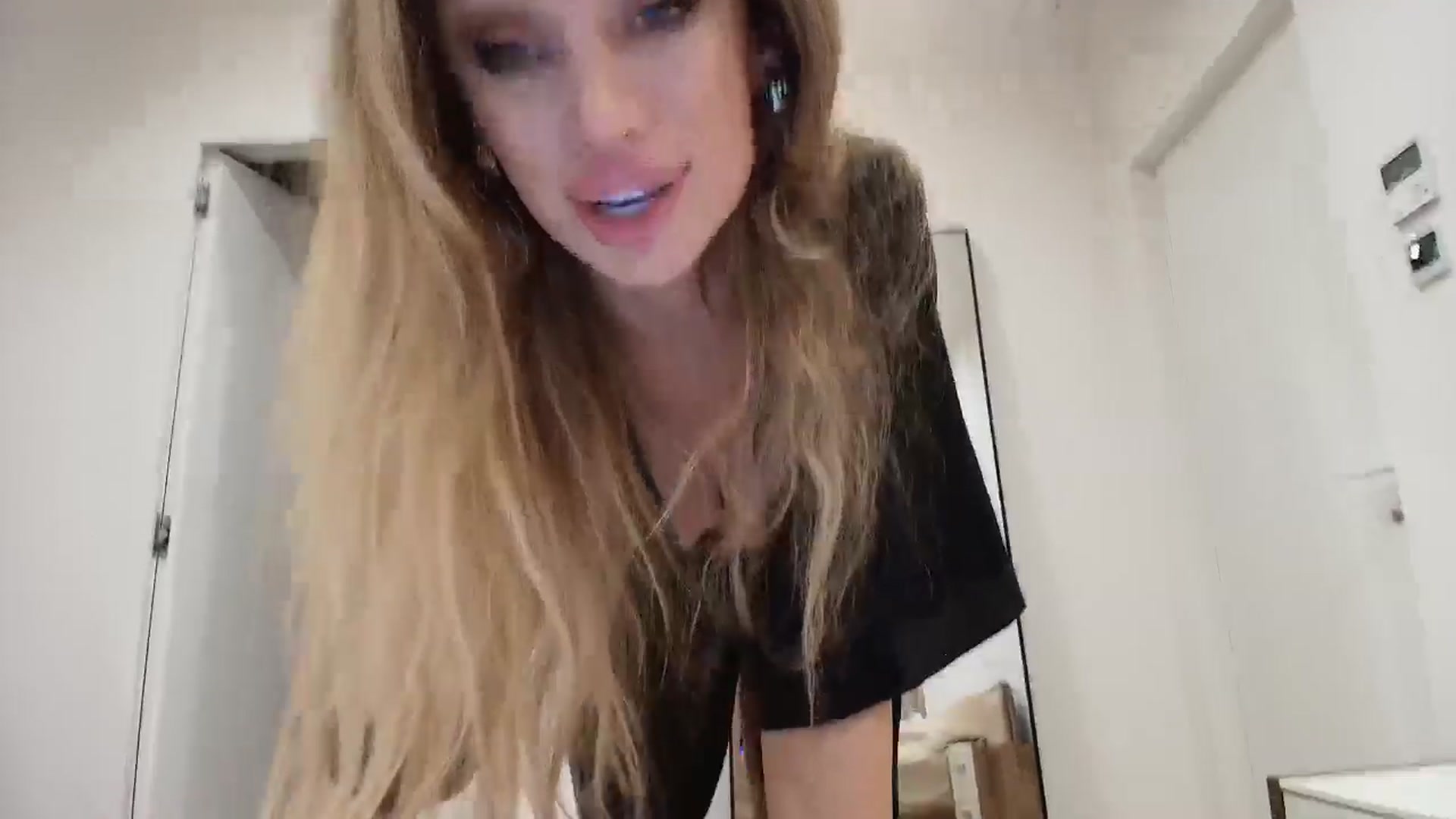 Gallery image thumbnail from Anayys's myfreecams stream on, 12/30/2025, 23:58 image 14 of 20