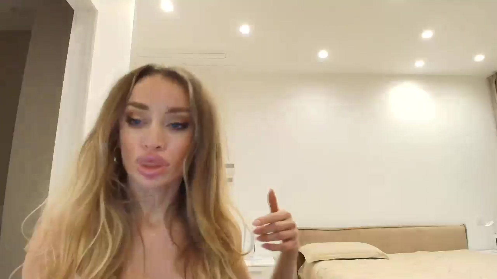 Gallery image thumbnail from Anayys's myfreecams stream on, 01/03/2026, 24:32 image 9 of 20