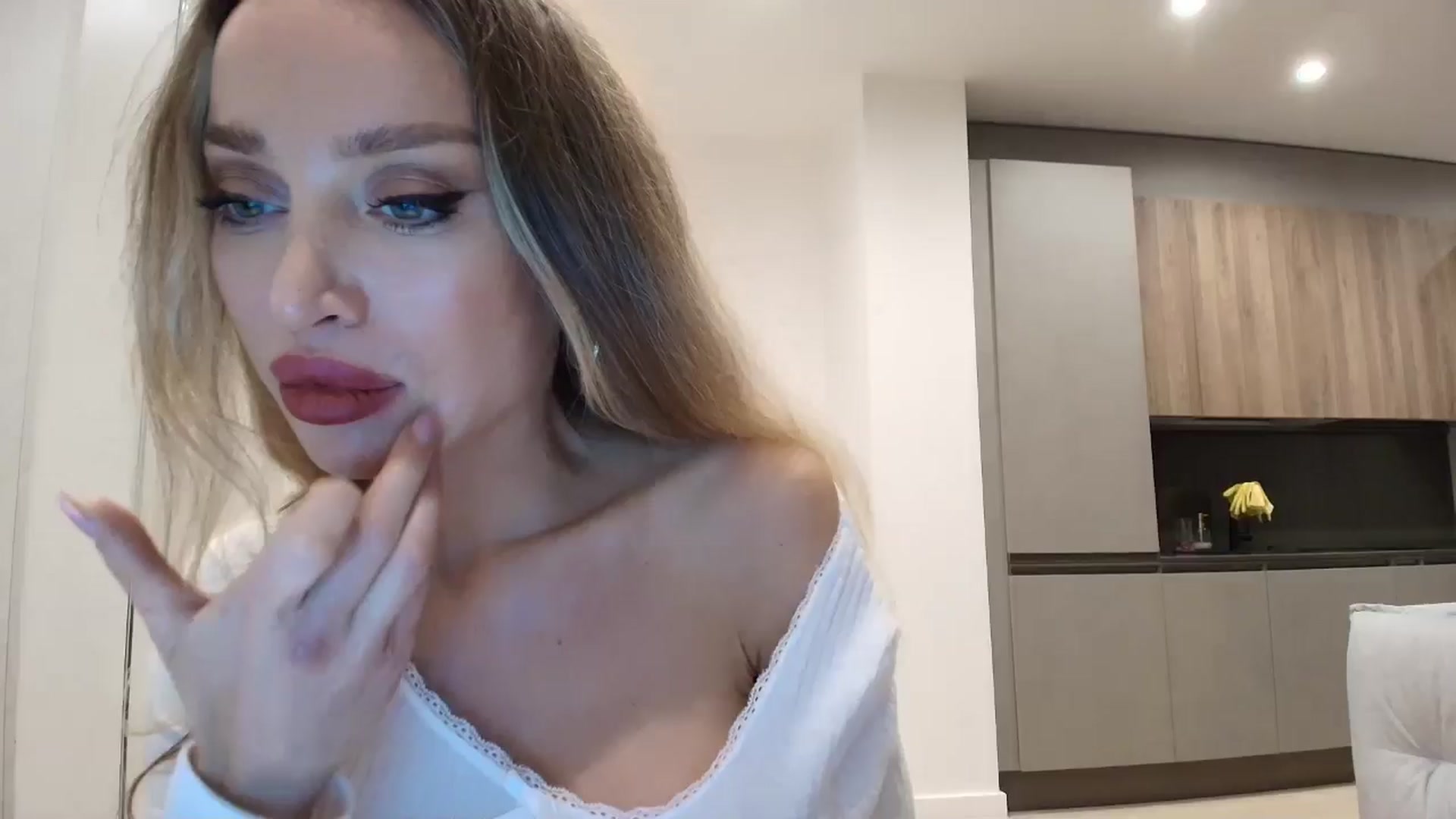 Gallery image thumbnail from Anayys's myfreecams stream on, 01/08/2026, 20:31 image 10 of 20