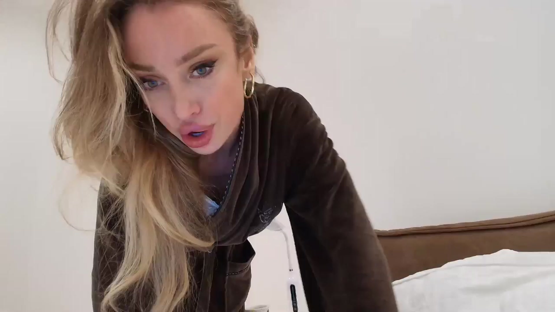 Gallery image thumbnail from Anayys's myfreecams stream on, 01/09/2026, 24:35 image 15 of 20