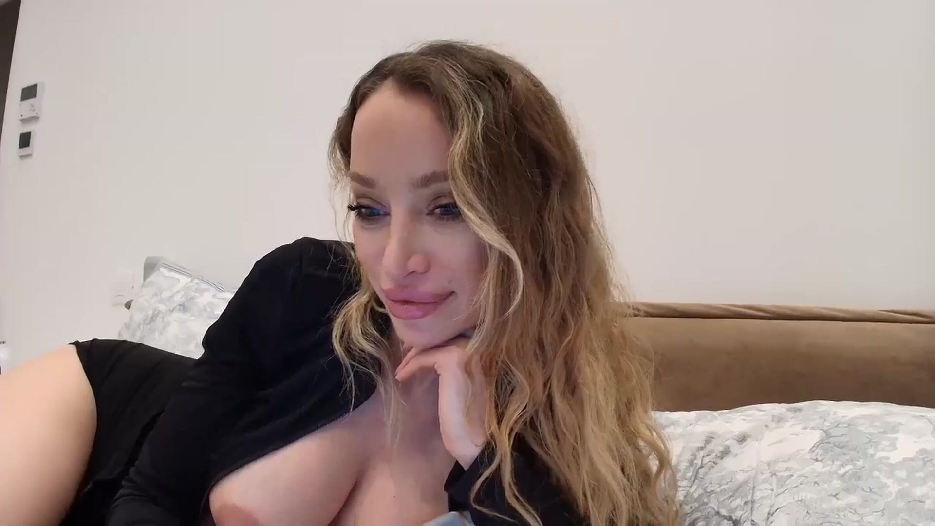 Gallery image thumbnail from Anayys's myfreecams stream on, 01/12/2026, 19:46 image 13 of 20