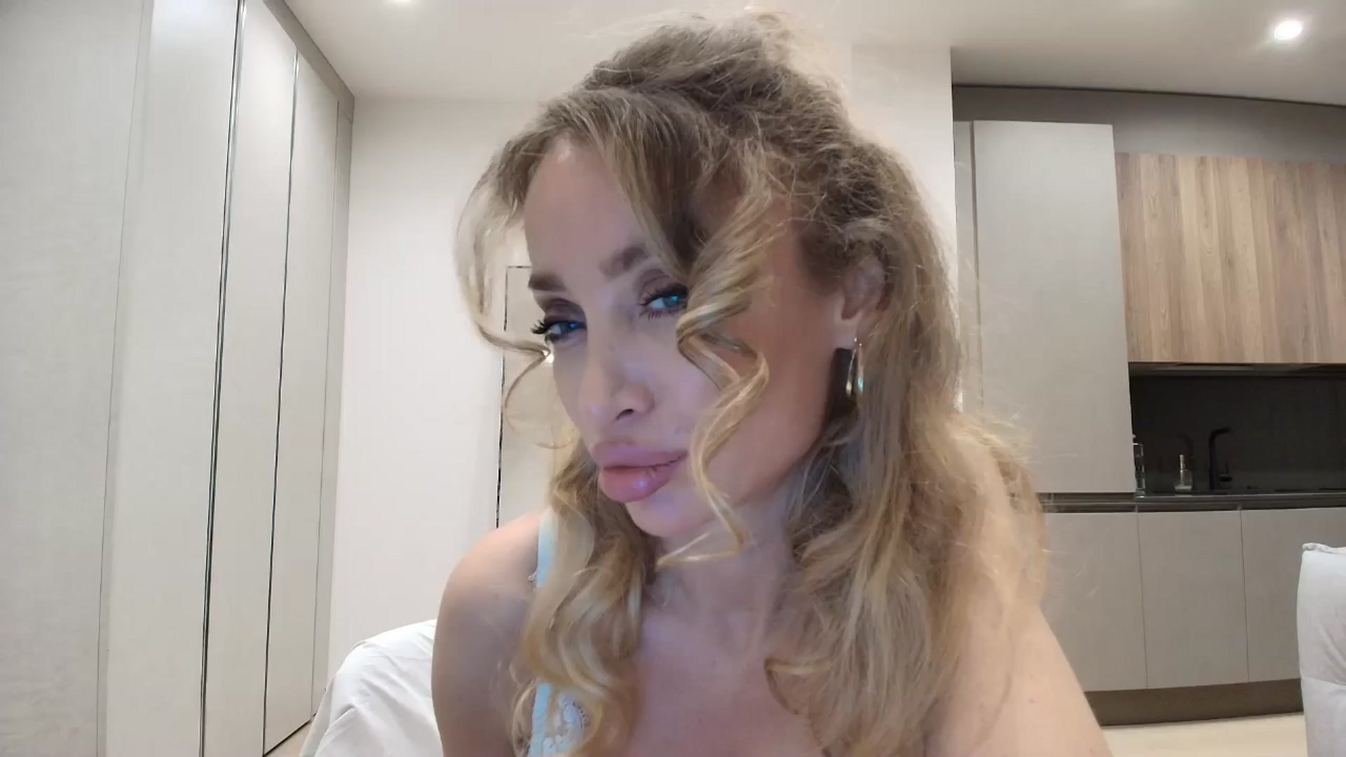 Gallery image thumbnail from Anayys's myfreecams stream on, 01/15/2026, 19:41 image 18 of 20