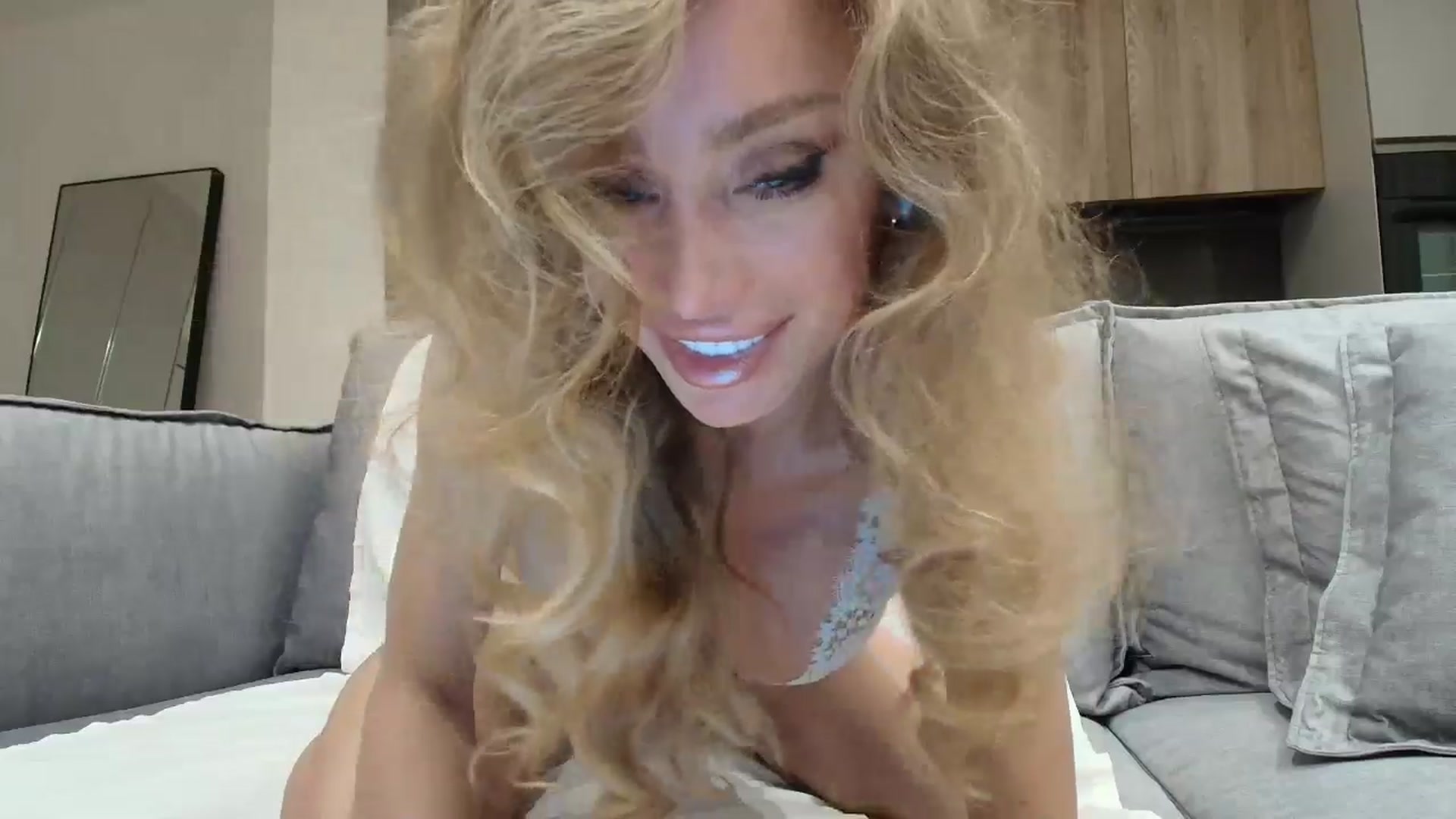 Gallery image thumbnail from Anayys's myfreecams stream on, 01/16/2026, 01:42 image 8 of 20