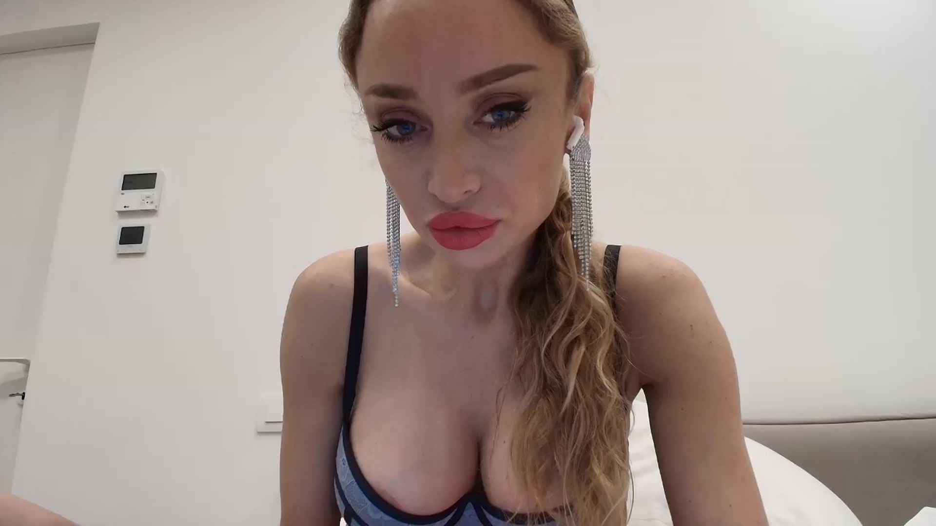 Gallery image thumbnail from Anayys's myfreecams stream on, 03/23/2026, 18:04 image 1 of 20