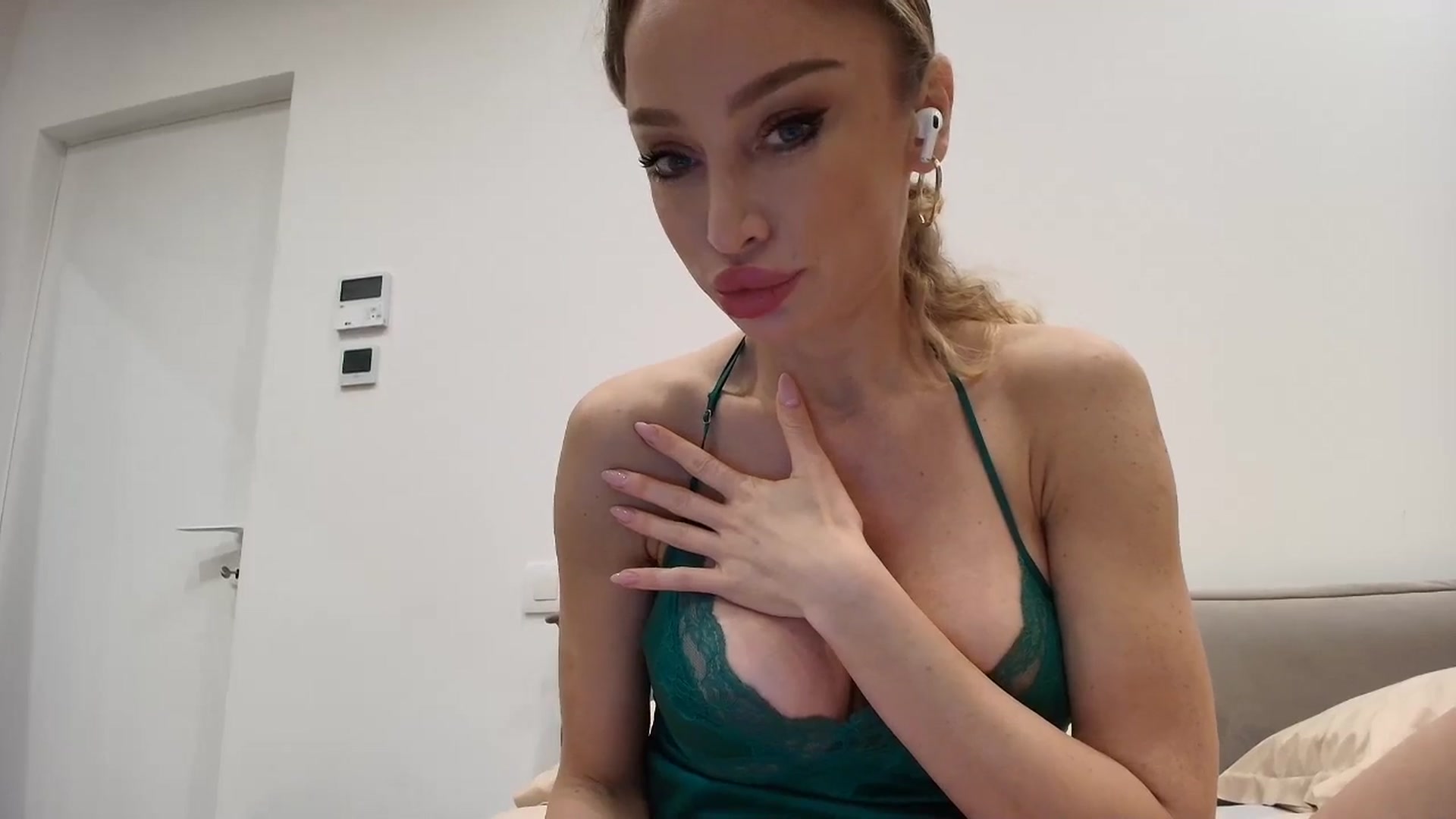Gallery image thumbnail from Anayys's myfreecams stream on, 05/06/2026, 20:31 image 8 of 20