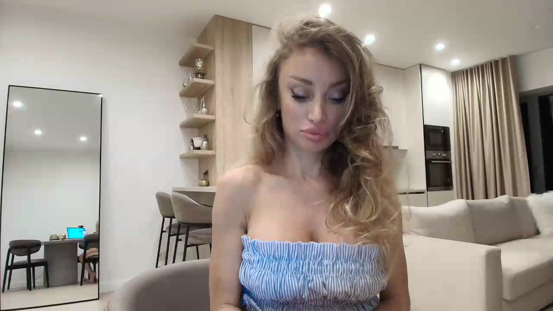 Gallery image thumbnail from Anayys's myfreecams stream on, 06/04/2026, 24:01 image 6 of 20