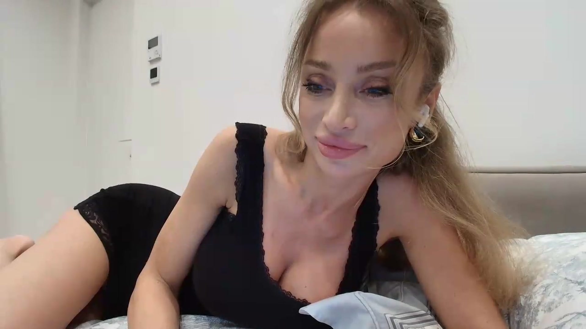 Gallery image thumbnail from Anayys's myfreecams stream on, 06/15/2026, 23:47 image 2 of 20