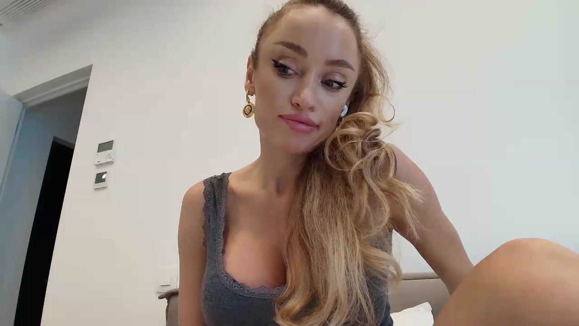 Gallery image thumbnail from Anayys's myfreecams stream on, 07/05/2026, 16:54 image 9 of 20