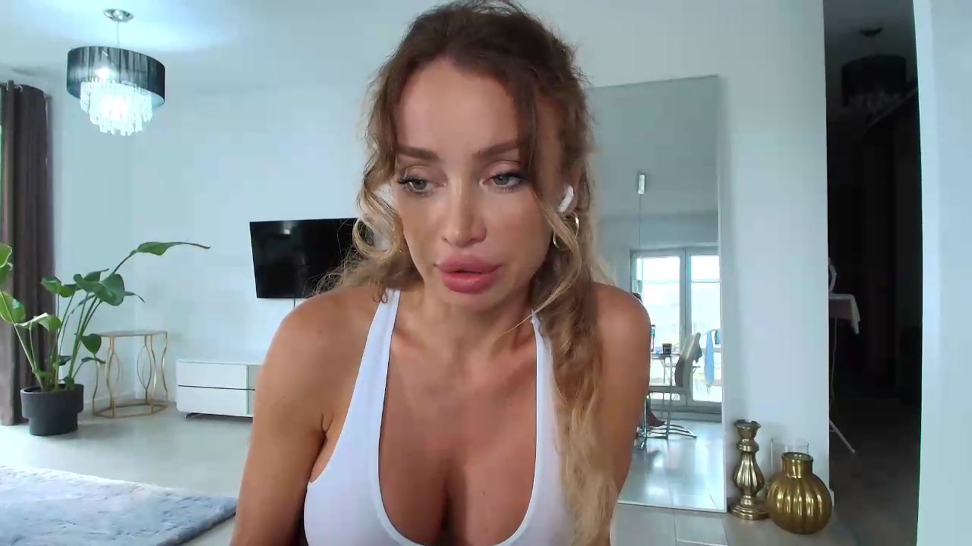 Gallery image thumbnail from Anayys's myfreecams stream on, 08/08/2026, 12:51 image 17 of 20