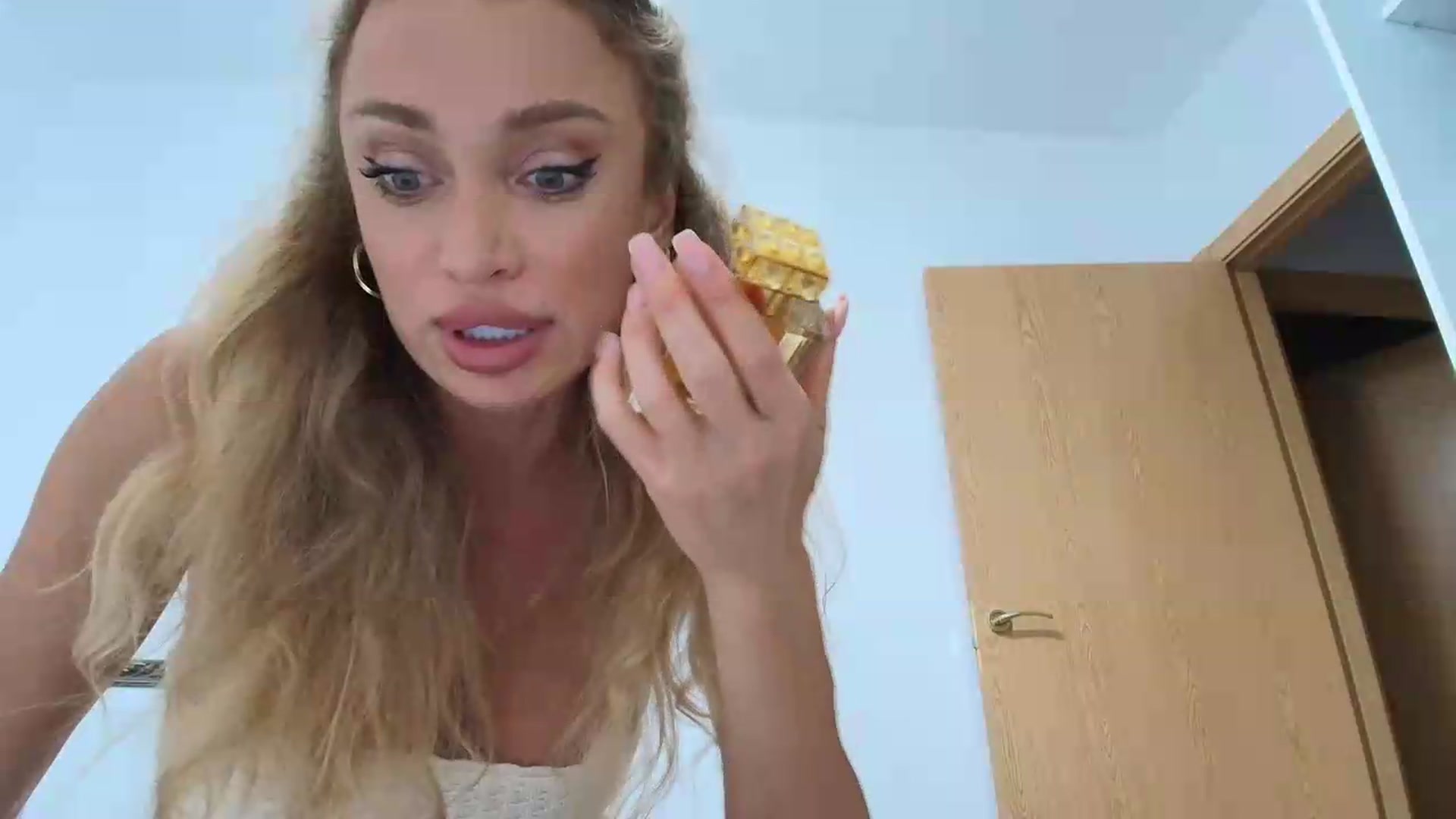 Gallery image thumbnail from Anayys's myfreecams stream on, 08/19/2026, 19:39 image 14 of 20