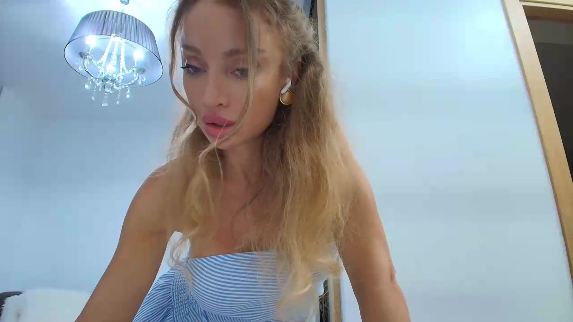 Gallery image thumbnail from Anayys's myfreecams stream on, 08/20/2026, 23:22 image 3 of 20