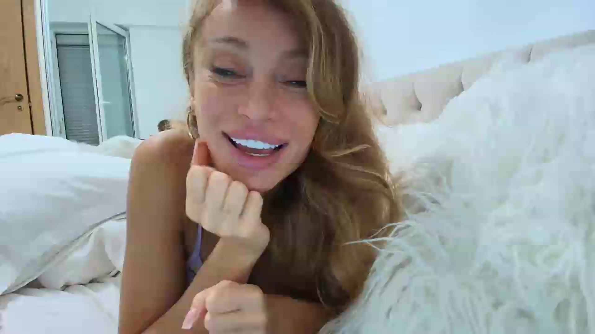 Gallery image thumbnail from Anayys's myfreecams stream on, 08/28/2026, 24:00 image 4 of 20