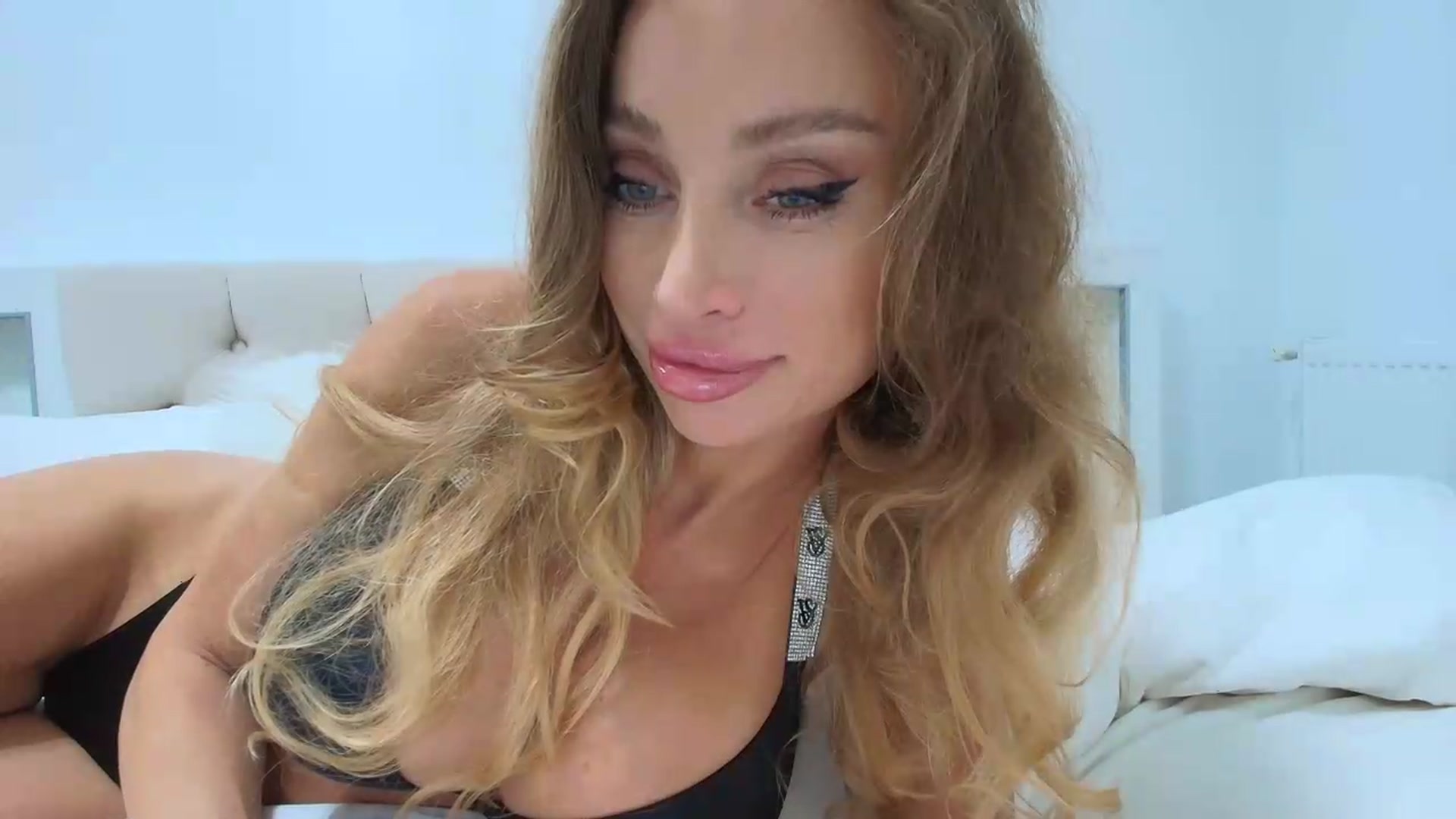 Gallery image thumbnail from Anayys's myfreecams stream on, 08/29/2026, 23:19 image 11 of 20