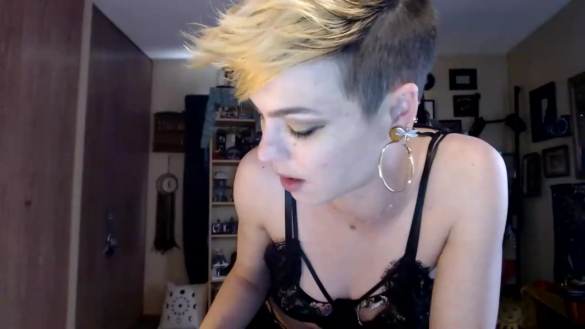 Gallery image thumbnail from Ancored's myfreecams stream on, 05/26/2023, 19:32 image 7 of 20