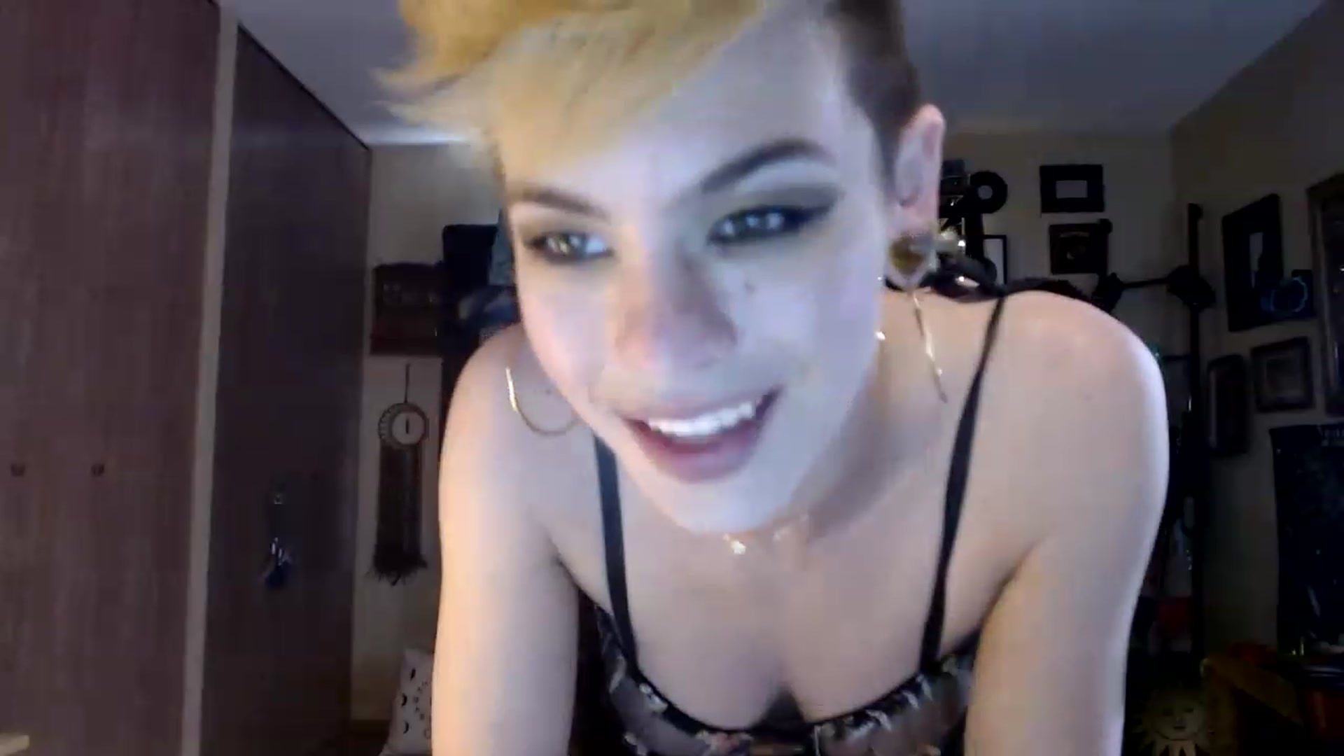 Gallery image thumbnail from Ancored's myfreecams stream on, 05/26/2023, 19:32 image 11 of 20