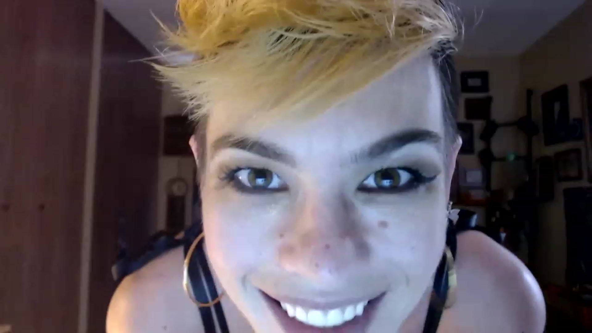 Gallery image thumbnail from Ancored's myfreecams stream on, 05/26/2023, 19:32 image 10 of 20