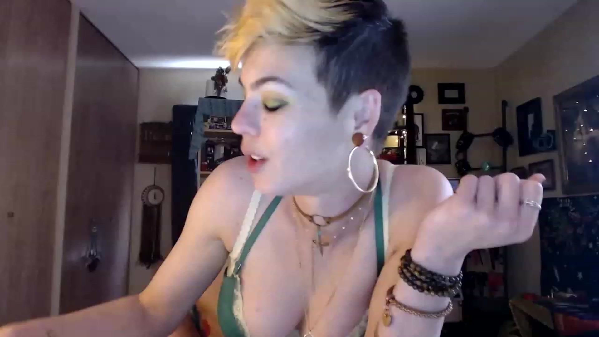 Gallery image thumbnail from Ancored's myfreecams stream on, 06/06/2023, 19:43 image 1 of 20