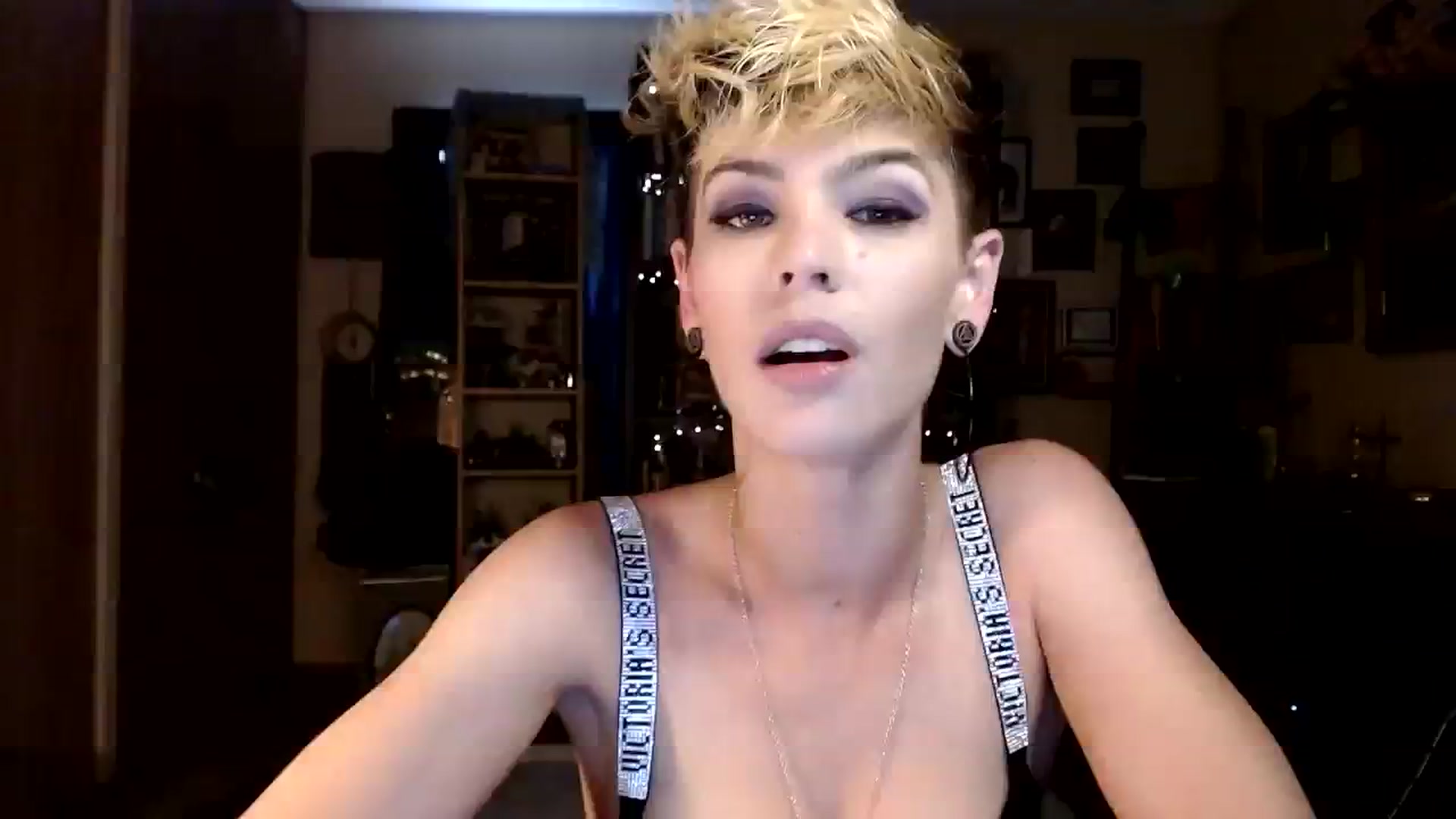 Gallery image thumbnail from Ancored's myfreecams stream on, 08/04/2023, 21:41 image 6 of 20