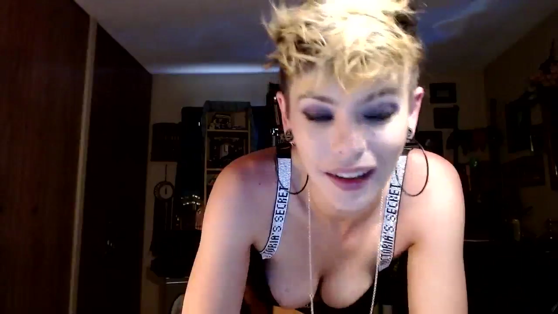 Gallery image thumbnail from Ancored's myfreecams stream on, 08/04/2023, 21:41 image 17 of 20