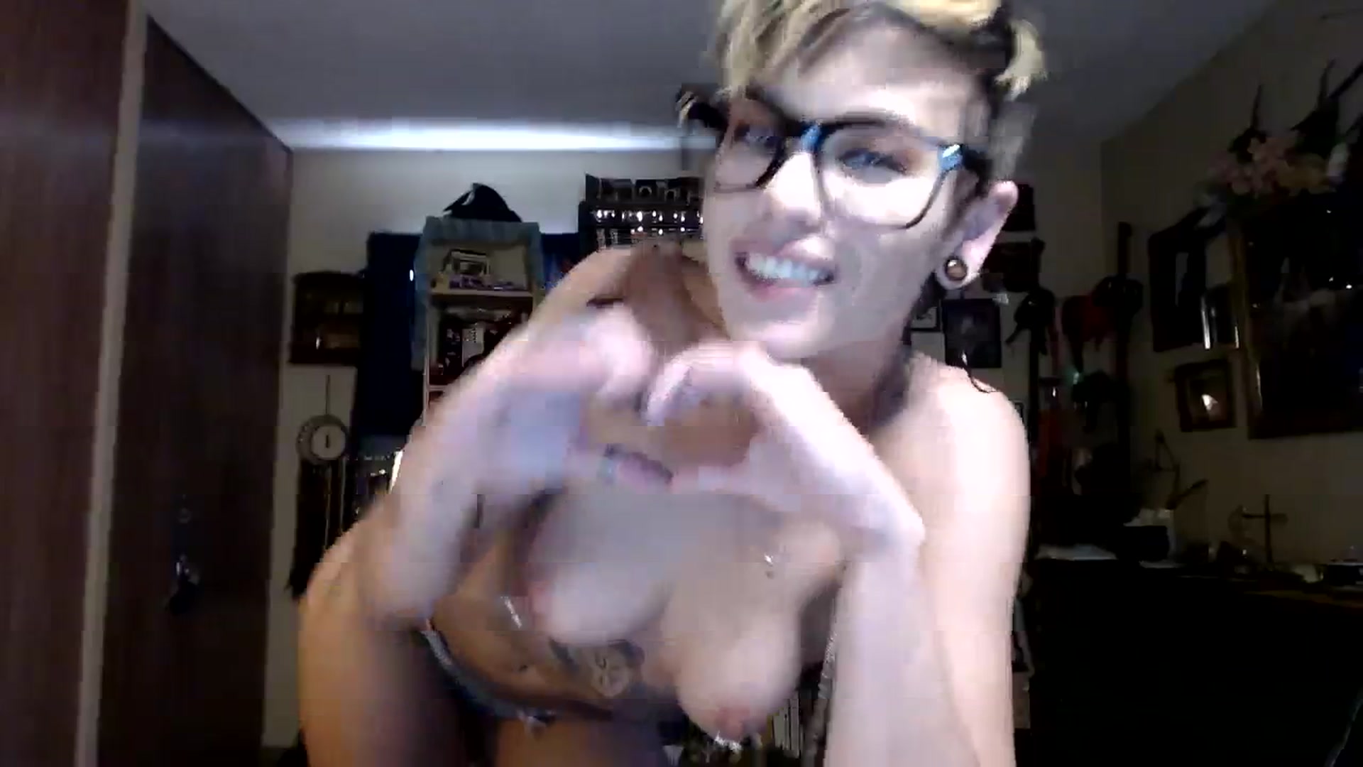 Gallery image thumbnail from Ancored's myfreecams stream on, 10/04/2023, 20:48 image 14 of 20