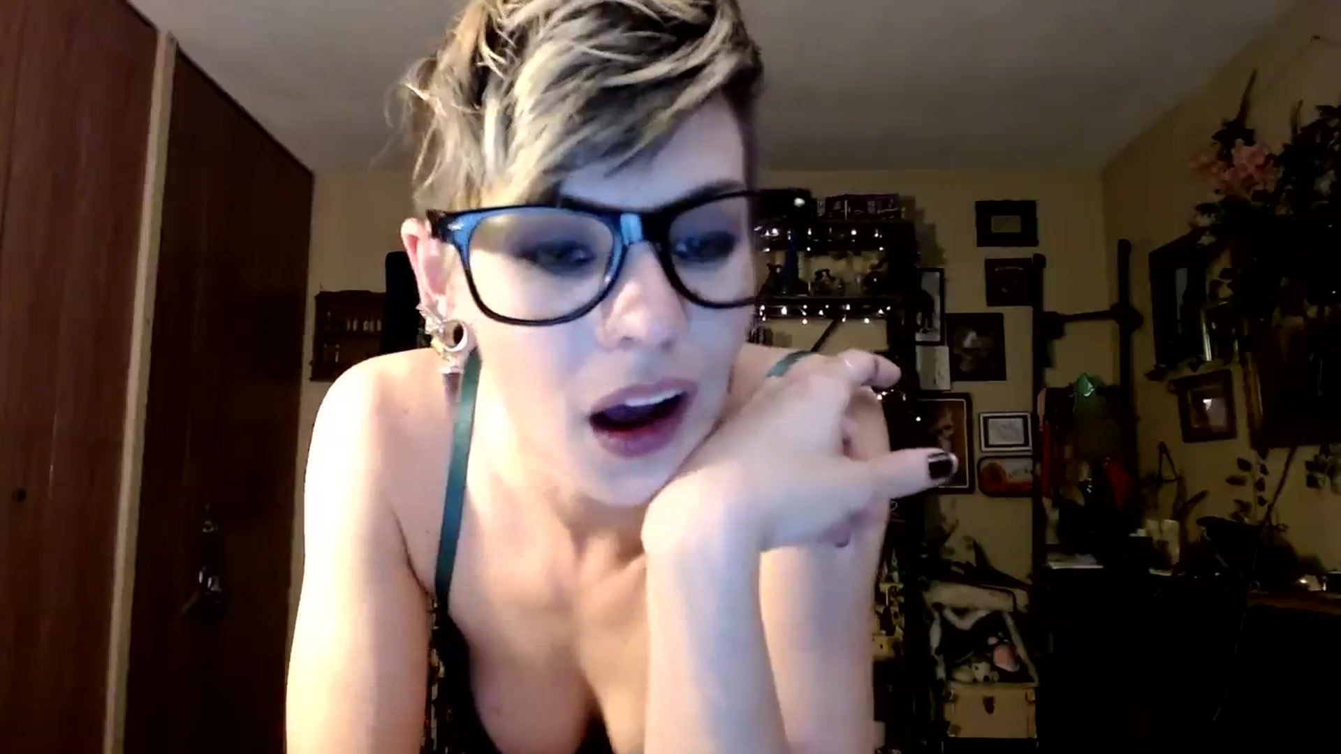 Gallery image thumbnail from Ancored's myfreecams stream on, 10/29/2023, 01:58 image 10 of 20