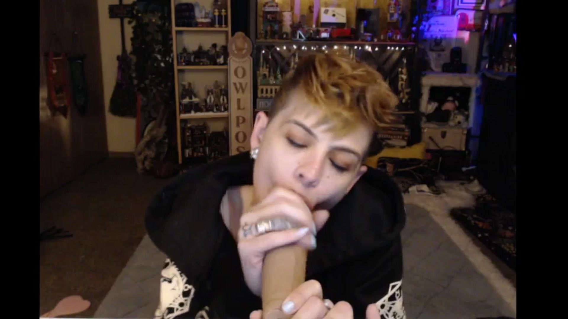 Gallery image thumbnail from Ancored's myfreecams stream on, 11/27/2024, 24:41 image 7 of 20