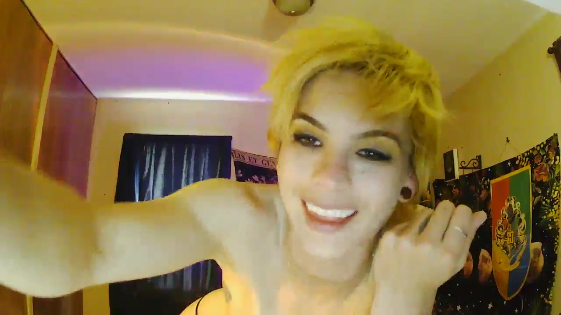 Gallery image thumbnail from Ancored's myfreecams stream on, 06/10/2025, 24:02 image 12 of 20
