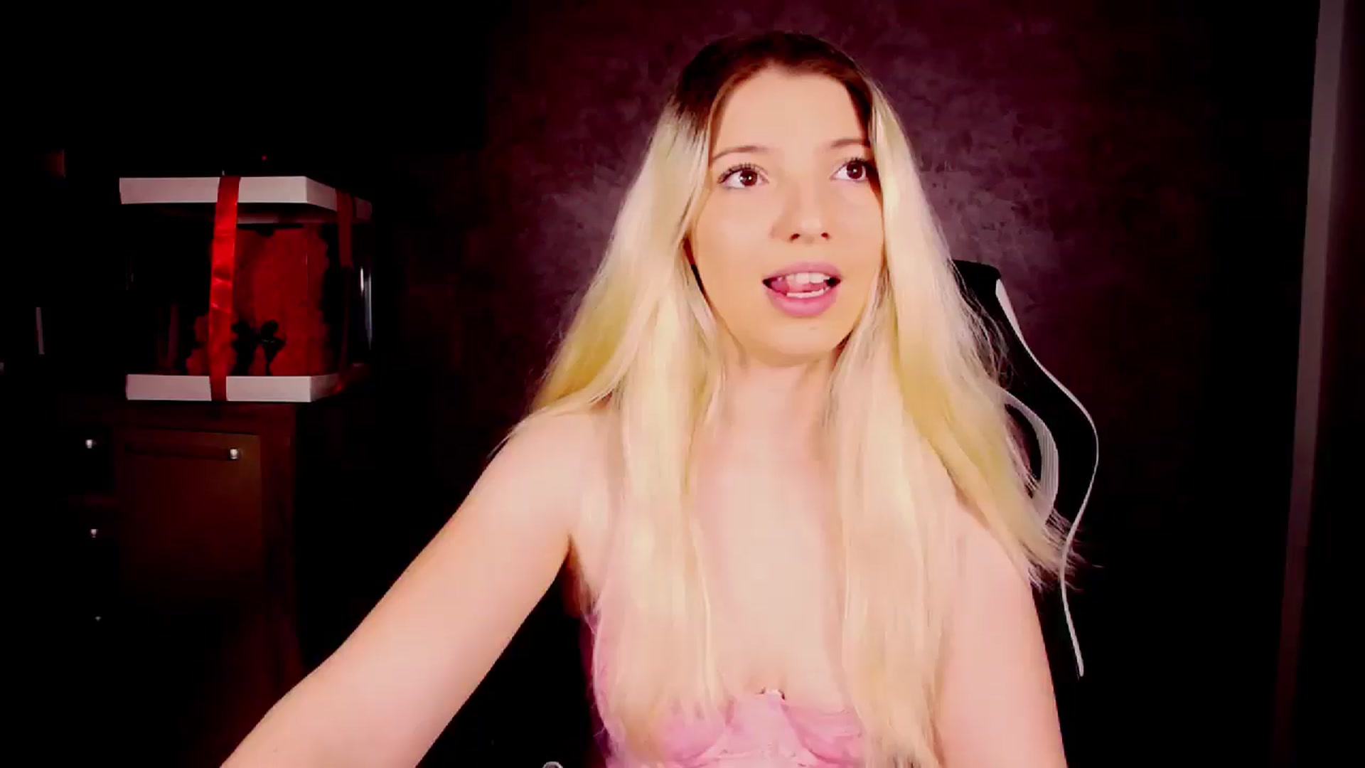 Gallery image thumbnail from Anelie18_'s myfreecams stream on, 11/25/2024, 10:06 image 16 of 20