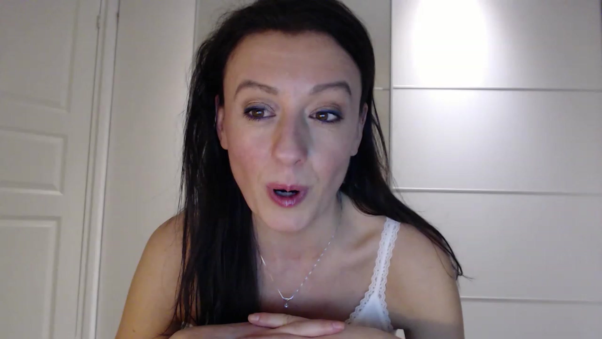 Gallery image thumbnail from Anelly's myfreecams stream on, 03/05/2023, 22:25 image 10 of 20