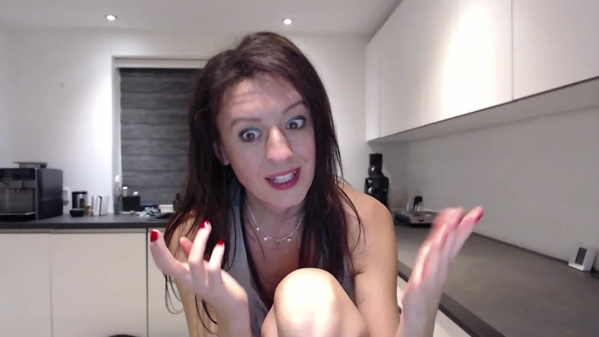 Gallery image thumbnail from Anelly's myfreecams stream on, 04/08/2023, 01:37 image 14 of 20