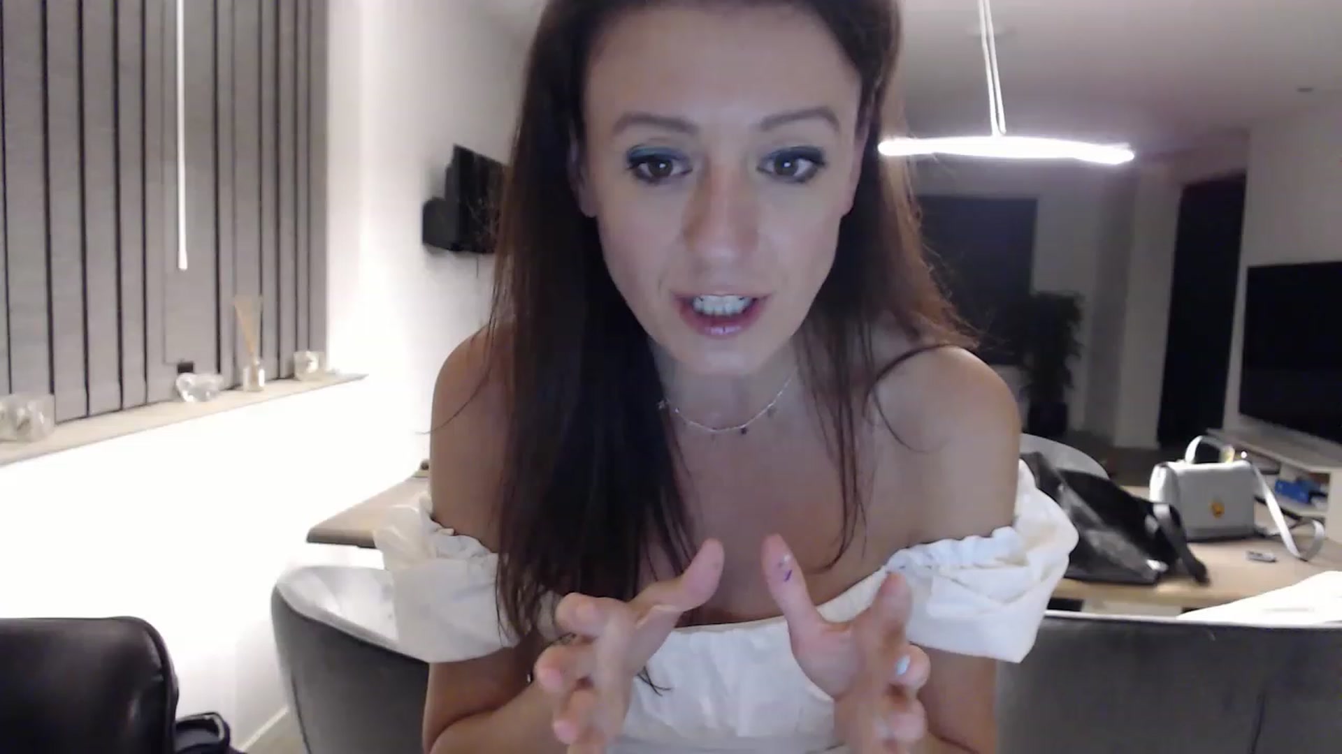 Gallery image thumbnail from Anelly's myfreecams stream on, 04/08/2023, 23:57 image 5 of 20