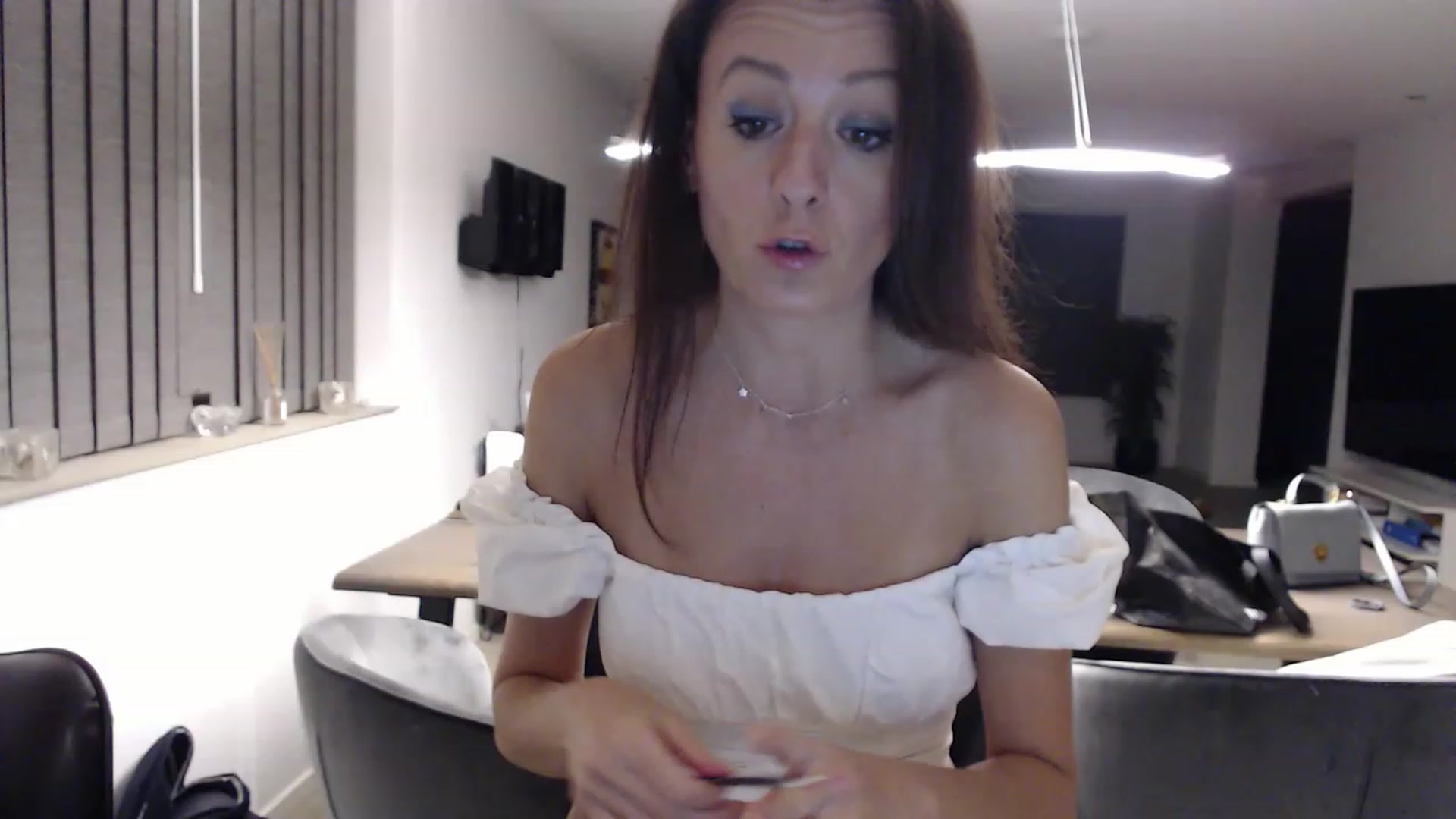Gallery image thumbnail from Anelly's myfreecams stream on, 04/08/2023, 23:57 image 6 of 20
